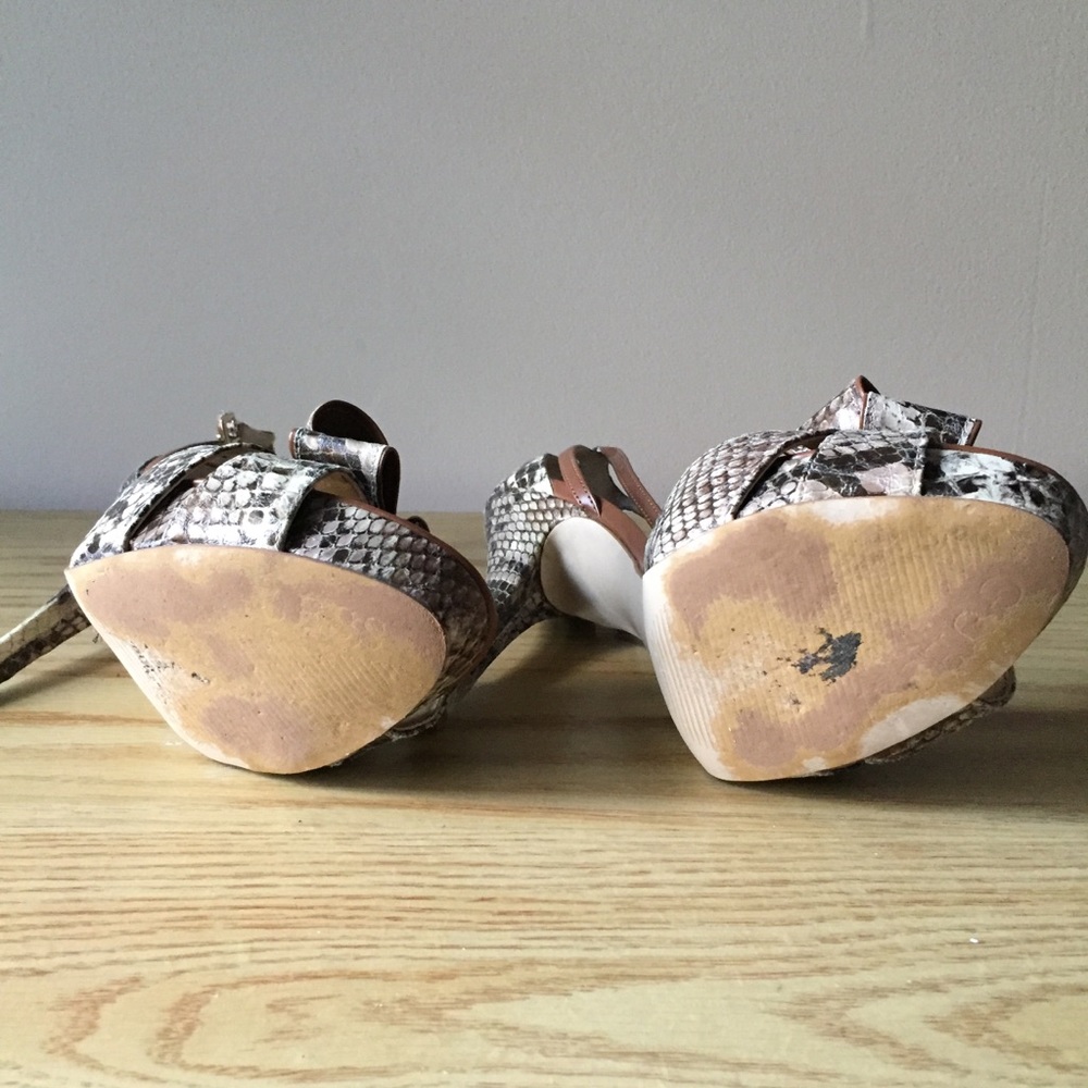 💫? GUESS ?💫 Faux Snake Skin Pumps - Picture 6 of 7